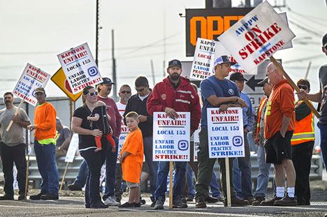 APPW Local 153 on strike at Kapstone paper mill in Longview, WA, August 27, over the company’s imposition of contract canceling health insurance to avoid Obamacare “Cadillac plan” tax. (Photo: Brooks Johnson/The Daily News)