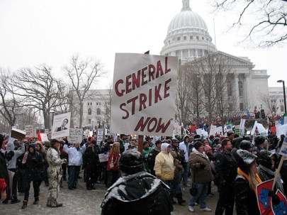 Madison, Wisconsin, February 2011: over 100,000 unionists surround the state capitol to block Right to Work. A general strike was discussed, but local AFL-CIO tops called off protests in favor of electoral support for Democrats. Result: Wisconsin is a right-to-slave state. Labor’s got to play hardball to win! (Photo: Yuri Keegstra)
